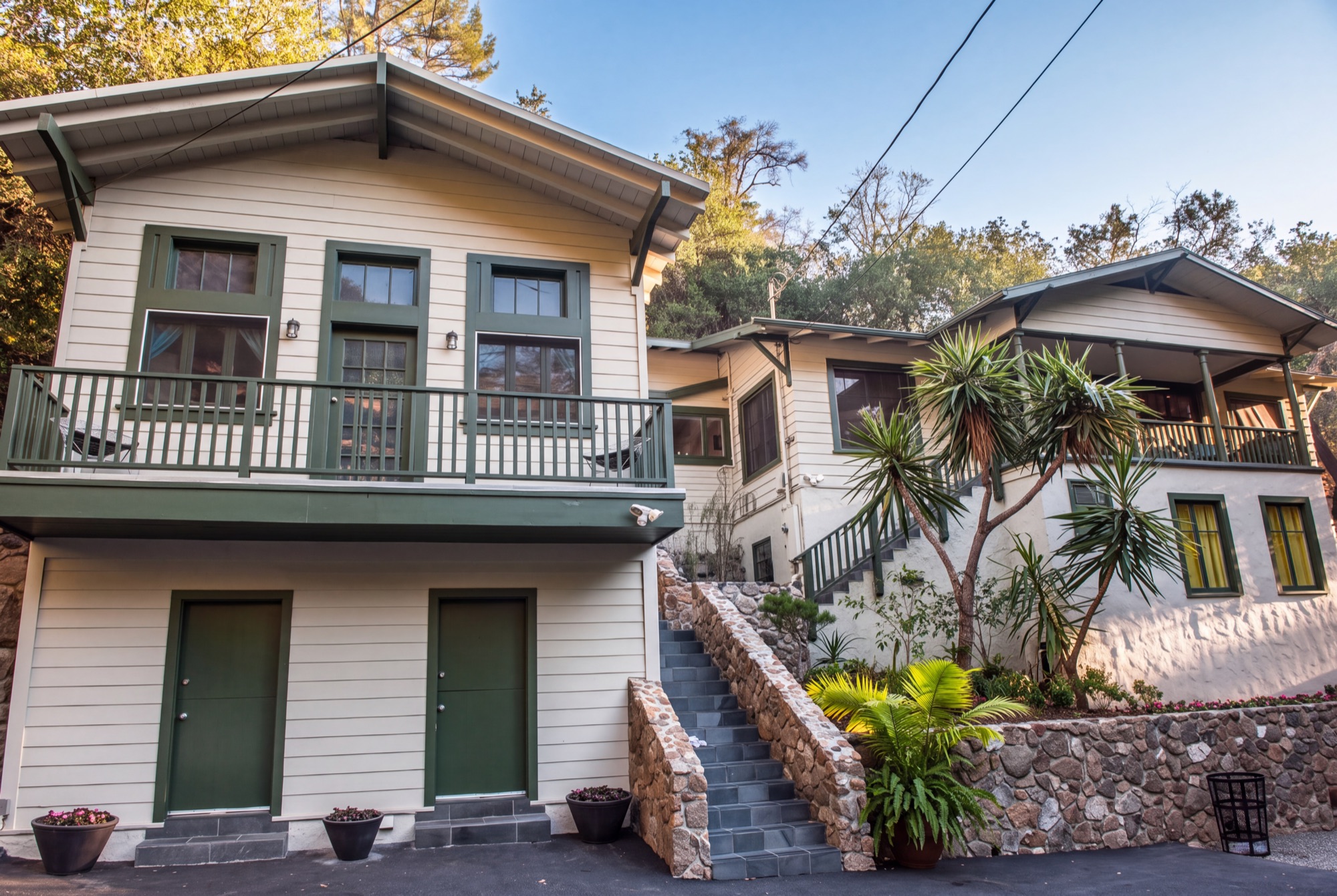Craftsman-style guest house with a private balcony